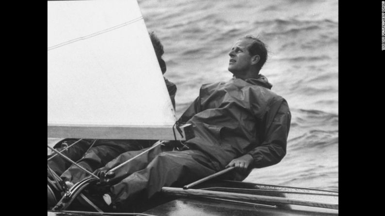 El príncipe Felipe navega durante la Regata Cowes en agosto de 1962.