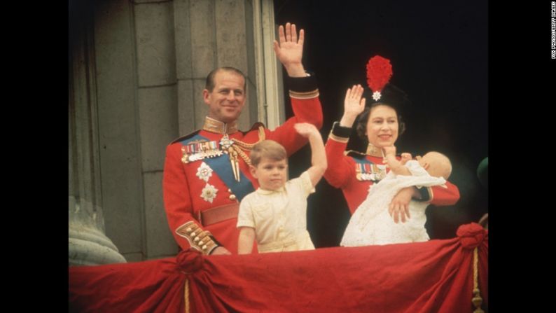 La reina y el príncipe Felipe, acompañados por sus hijos, el príncipe Andrés y el príncipe Eduardo, saludan desde el balcón del Palacio de Buckingham durante un desfile en junio de 1964.