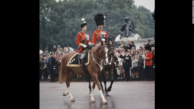 La pareja real regresa al Palacio de Buckingham después de una ceremonia en junio de 1965.