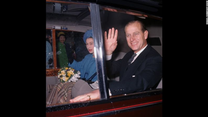 La reina y el príncipe Felipe abandonan la Abadía de Westminster en abril de 1966.