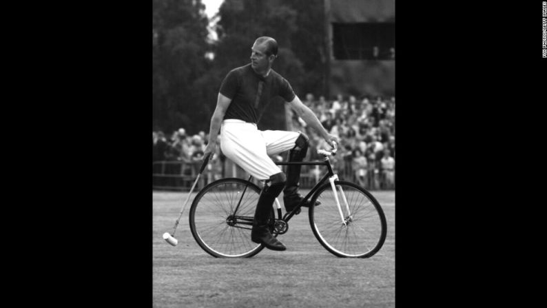 El príncipe Felipe compite en un partido de polo en bicicleta en agosto de 1967.