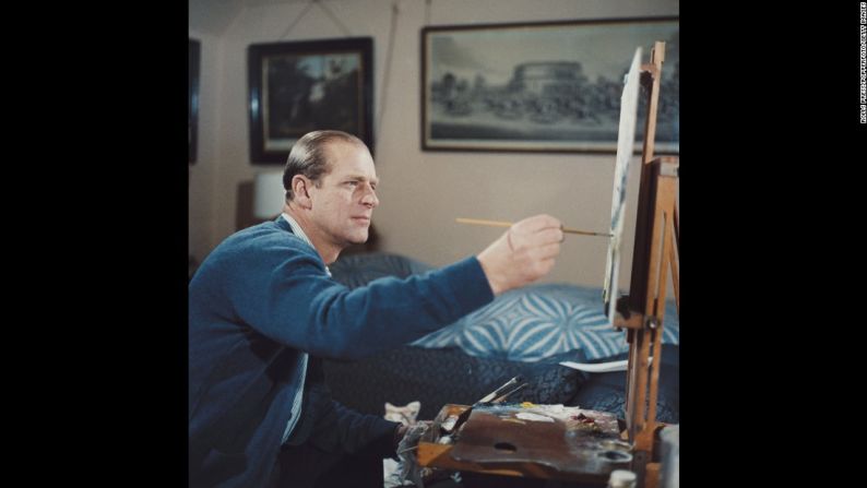 El príncipe Felipe pinta durante el rodaje del documental "Royal Family" en 1969.