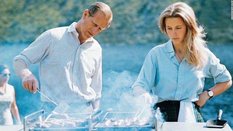 El príncipe Felipe y su hija, la princesa Ana, preparan una barbacoa en el castillo de Balmoral en agosto de 1972.