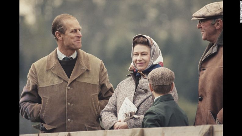 La reina y el príncipe Felipe asisten al Royal Windsor Horse Show en abril de 1976.