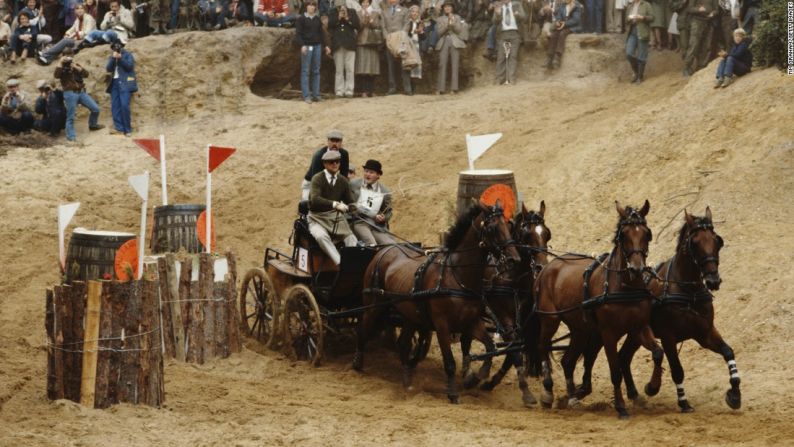 El príncipe Felipe participa en el Campeonato Mundial de conducción de carruajes en 1980.