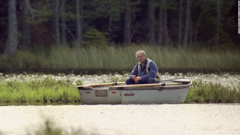 El príncipe Felipe pesca en un lago escocés en 1993.