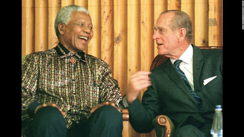 El expresidente de Sudáfrica, Nelson Mandela, conversa con el príncipe Felipe en noviembre de 2000.