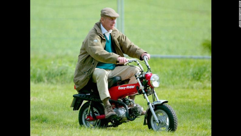 El príncipe Felipe monta una minimoto en el Royal Windsor Horse Show en mayo de 2005.