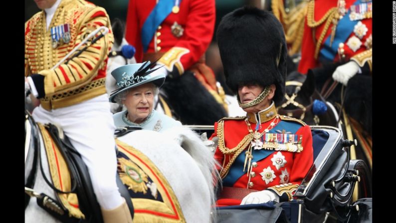 La reina y el príncipe Felipe asisten a la ceremonia anual de Trooping the Color en junio de 2011.
