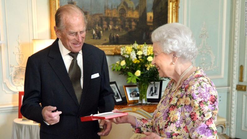 La reina presenta al príncipe Felipe con el más alto honor de Nueva Zelandia, la Orden de Nueva Zelandia, en el Palacio de Buckingham en junio de 2013.