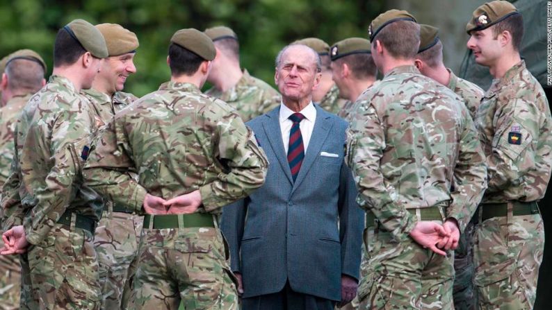 El príncipe Felipe visita el 1er Batallón de los Guardias de Granaderos en febrero de 2014.