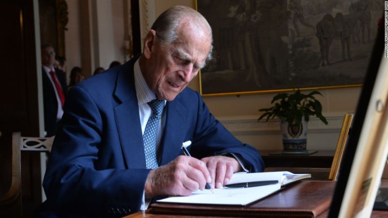 El príncipe Felipe firma el libro de visitas en el castillo de Hillsborough en Belfast, Irlanda del Norte, en junio de 2014.