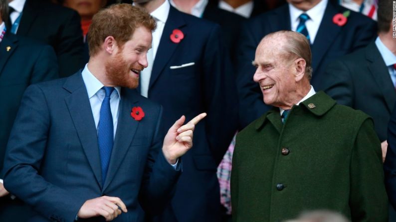 El príncipe Felipe y su nieto, el príncipe Enrique, asisten a la final de la Copa Mundial de Rugby en octubre de 2015.