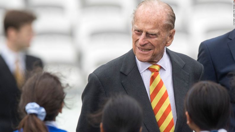 El príncipe Felipe habla con estudiantes en mayo de 2017 durante una visita al campo de cricket de Lord en Londres. Abrió el nuevo Warner Stand del lugar.
