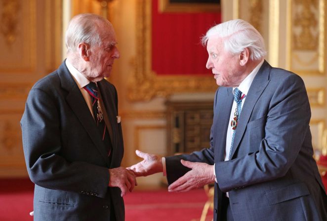 El príncipe Felipe habla con sir David Attenborough antes de un almuerzo de la Orden del Mérito en mayo de 2019.