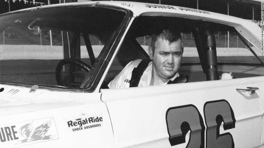 Junior Johnson posa dentro de su Ford en 1965, su último año como piloto en el circuito NASCAR Grand National.