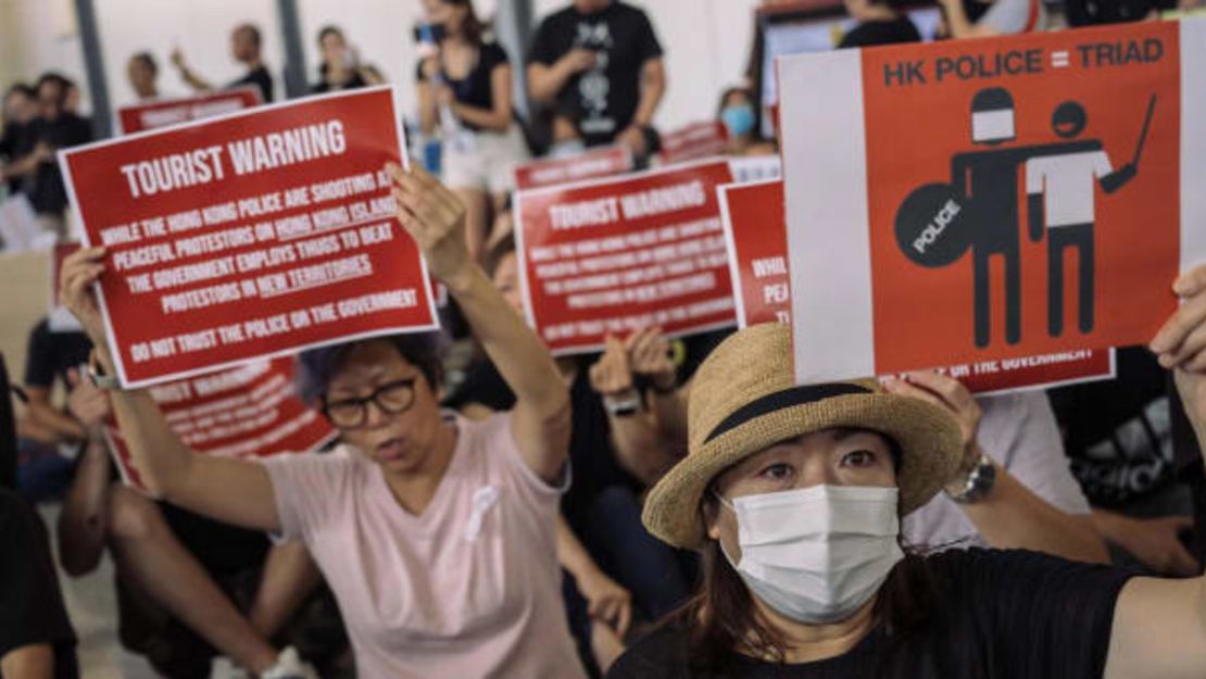 Protestas en la zona de llegadas del aeropuerto internacional de Hong Kong. Foto: Billy H.C. Kwok/Getty Images AsiaPac/Getty Images