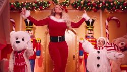 CNNE 748839 - mariah carey estrena nuevo video clip de "all i want for christmas is you"