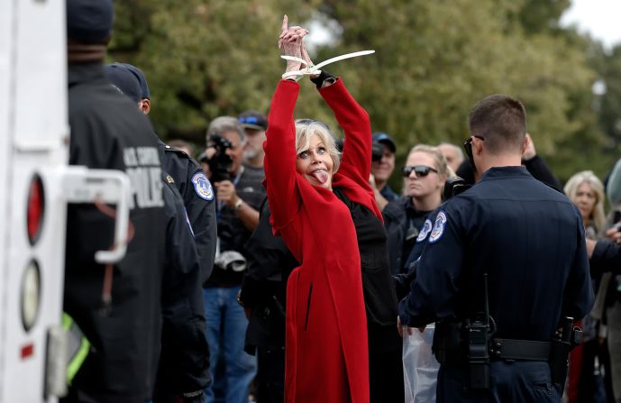 25 de octubre: Por tercera semana consecutiva, la actriz Jane Fonda es llevada esposada durante una protesta por la crisis climática en el Capitolio de Estados Unidos en Washington. "Tenemos que comportarnos como si nuestra casa estuviera en llamas, porque así es", dijo Fonda, haciendo referencia a una frase que suele decir la activista climática adolescente Greta Thunberg.