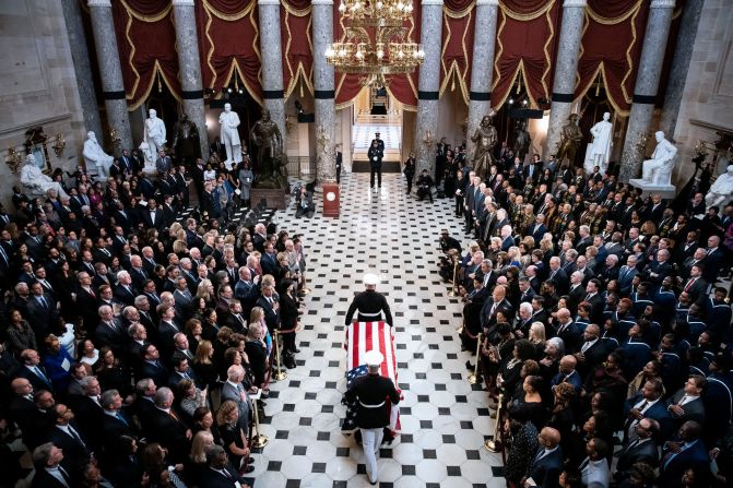 24 de octubre: La gente presenta rinde homenaje al representante estadounidense Elijah Cummings durante su servicio conmemorativo en el Capitolio de Estados Unidos. Cummings, un demócrata de Maryland desde hace mucho tiempo, murió el 17 de octubre a la edad de 68 años, y su muerte provocó un torrente de dolor de los legisladores a ambos lados del pasillo. Parece ser el primer afroamericano en mentir en el estado en el Capitolio de los Estados Unidos, según los historiadores del Congreso.