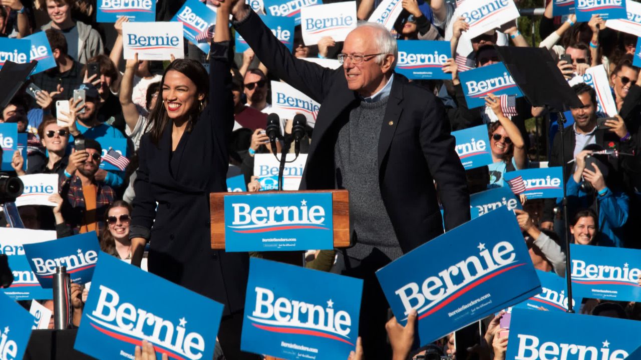 19 de octubre: la representante estadounidense Alexandria Ocasio-Cortez presenta al senador estadounidense Bernie Sanders en un mitin en Nueva York después de respaldarlo para presidente.