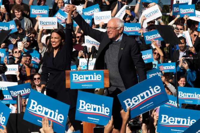 19 de octubre: la representante Alexandria Ocasio-Cortez presenta al senador estadounidense Bernie Sanders en un mitin en Nueva York después de respaldarlo para presidente.