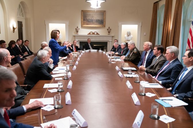 16 de octubre: la presidenta de la Cámara de Representantes, Nancy Pelosi, señala al presidente de los Estados Unidos, Donald Trump, durante una polémica reunión de la Casa Blanca. Los líderes demócratas estaban allí para una reunión sobre Siria, y el líder de la minoría del Senado, Chuck Schumer, dijo que se marcharon cuando Trump dio una diatriba y "comenzó a llamar a la presidente Pelosi una política de tercera categoría". Pelosi dijo: "Lo que presenciamos por parte del presidente fue un colapso". Más tarde, Trump tuiteó esta foto, tomada por el fotógrafo de la Casa Blanca Shealah Craighead, con el título "¡La crisis nerviosa de Nancy!". Pelosi la convirtió en la foto de portada de su propia cuenta de Twitter.