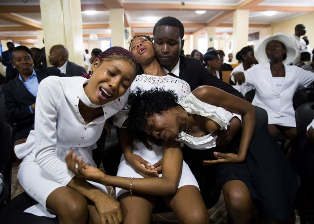 16 de octubre: Los familiares del líder comunitario Josemano "Badou" Victorieux lloran durante su funeral en Puerto Príncipe, Haití. Victorieux es uno de los que murieron durante las manifestaciones contra el presidente Jovenel Moise.