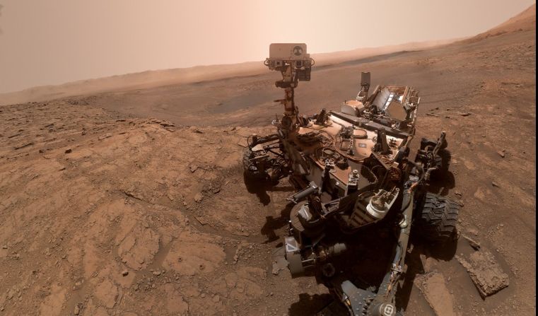 11 de octubre: el rover Curiosity de la NASA toma una nueva selfi en Marte, donde aterrizó por primera vez en 2012. La selfi es realmente 57 imágenes unidas desde su ubicación en la región de Glen Etive.