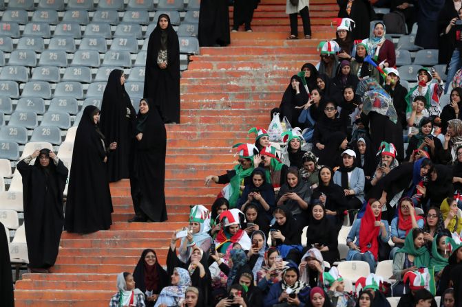 10 de octubre: Mujeres policías, a la izquierda, se paran cerca de mujeres mirando un partido de fútbol en Teherán, Irán. Poco después de la Revolución islámica de 1979, se impuso una prohibición a que mujeres asistan a estadios deportivos. Pero luego de la presión de los grupos de derechos humanos y el organismo rector del fútbol FIFA, Irán acordó permitir que las mujeres fueran a un partido de clasificación para la Copa Mundial entre la selección nacional de Irán y Camboya.