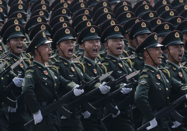 1 de octubre: los soldados gritan mientras marchan en Beijing durante un desfile militar que conmemora el 70 aniversario de la República Popular de China.