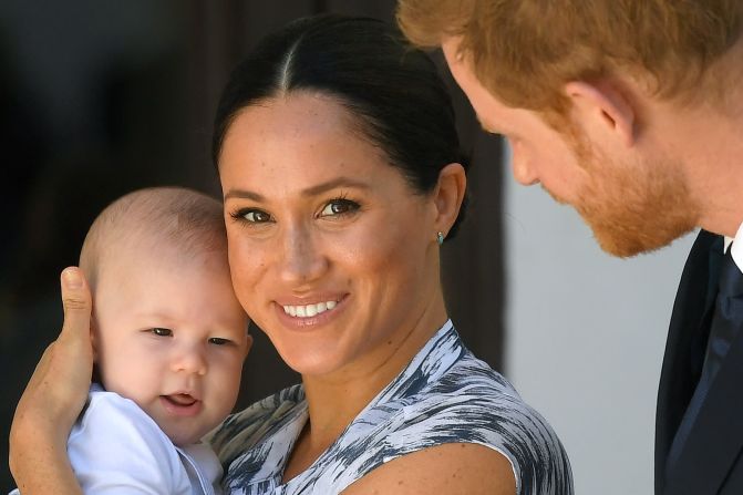 25 de septiembre: el príncipe Enrique de Gran Bretaña se une a su esposa, Meghan, y su hijo, Archie, en una visita a Ciudad del Cabo, Sudáfrica. El duque y la duquesa de Sussex estaban en una gira real de 10 días por África.