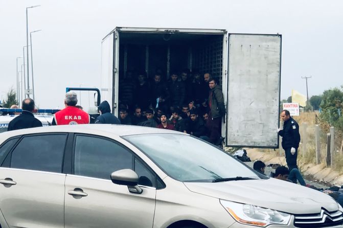 4 de noviembre: la policía encontró a 41 migrantes en la parte trasera de un camión refrigerado durante un control de rutina en una carretera del norte de Grecia. Los controles de rutina en camiones y otros vehículos aumentaron después de una serie de incidentes que involucraron a migrantes que fueron introducidos de contrabando a través de Grecia en la parte trasera de vehículos. Stavros Karipidis / Reuters