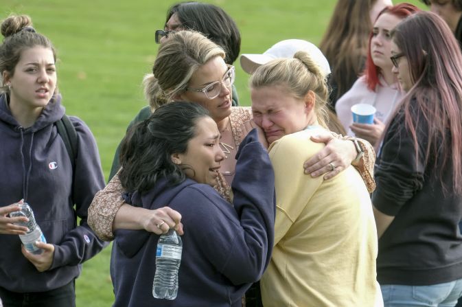 14 de noviembre: estudiantes son consolados después de un tiroteo mortal en la escuela secundaria Saugus en Santa Clarita, California. Un estudiante abrió fuego contra sus compañeros de clase, hiriendo fatalmente a una joven de 16 años y un niño de 14 años, dijo a periodistas el sheriff del condado de Los Ángeles, Alex Villanueva. Otras tres estudiantes, dos de 14 años y una de 15 años, resultaron heridos. Ringo HW Chiu / AP