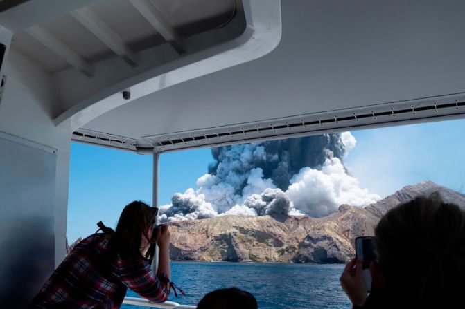 9 de diciembre: Turistas observan la erupción de un volcán en la Isla Blanca de Nueva Zelanda. Había 47 personas en la isla cuando ocurrió la erupción. Más de una docena fallecieron. Michael Schade / AP