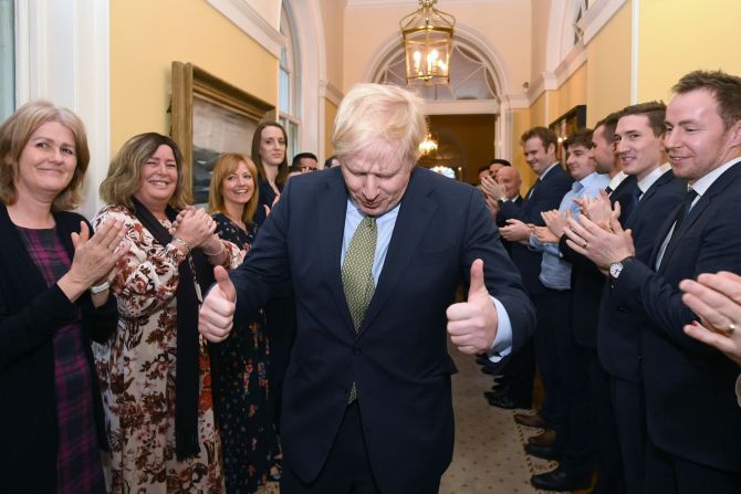 13 de diciembre: el primer ministro británico, Boris Johnson, es recibido por el personal después de que su Partido Conservador obtuvo una de las victorias electorales más dramáticas del país en décadas. El resultado fue una reivindicación de su estrategia para hacer campaña con una sola promesa: "que el Brexit quede hecho". Stefan Rousseau / Pool / AFP / Getty Images