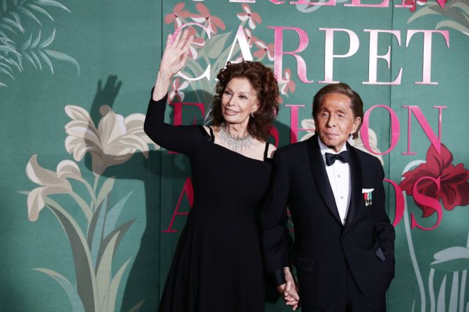 La actriz Sofía Loren y el diseñador de modas Valentino asisten a los Green Carpet Fashion Awards en Milán, Italia, el 22 de septiembre. Vittorio Zunino Celotto / Getty Images