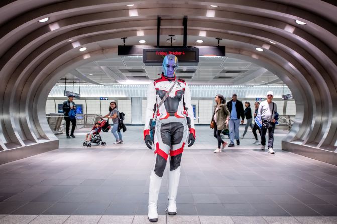 Una cosplayer vestida como el personaje de Marvel Nebula llega a la Comic Con de Nueva York el 4 de octubre. Roy Rochlin / Getty Images