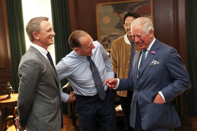 El príncipe Carlos, a la derecha, visita el set de la nueva película de James Bond el 20 de junio. Con Carlos, desde la izquierda, están el actor Daniel Craig, el actor Ralph Fiennes y el director Cary Joji Fukunaga. Chris Jackson / Pool / Reuters