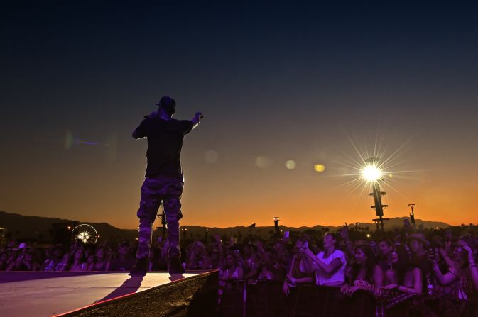 El cantante de country Kane Brown se presenta en el Festival Stagecoach en Indio, California, el 26 de abril. Kevin Winter / Getty Images para Stagecoach