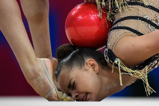 Dina Averina, una gimnasta rítmica de Rusia, compite en los Juegos Europeos en Minsk, Bielorrusia, el 22 de junio. Kirill Kudryavtsev / AFP a través de Getty Images