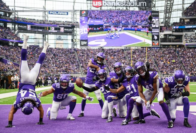 Jugadores de la defensa de los Minnesota Vikings celebran después de una intercepción contra Filadelfia el 13 de octubre. Stephen Maturen / Getty Images