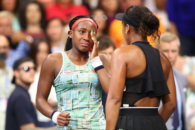 Naomi Osaka, primer plano, consuela a Cori "Coco" Gauff después de derrotarla en el abierto de Estados Unidos el 31 de agosto. Osaka abrazó a la joven de 15 años y la invitó a su entrevista en la cancha en el estadio Arthur Ashe. Clive Brunskill / Getty Images