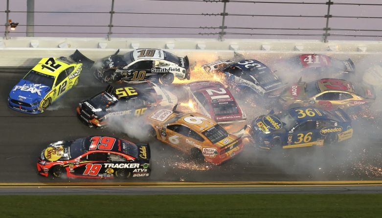 Varios automóviles se estrellan el 17 de febrero durante las 500 de Daytona en Daytona Beach, Florida. Gary McCullough / AP