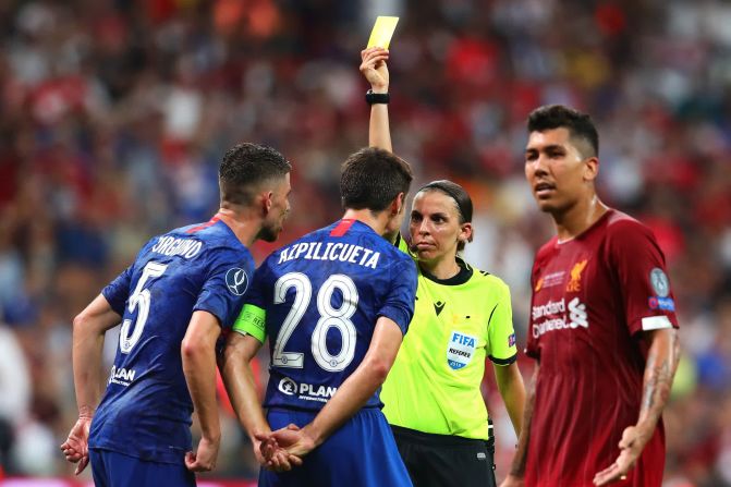 Stéphanie Frappart muestra una tarjeta amarilla a Cesar Azpilicueta del Chelsea, durante la final de la Supercopa de la UEFA el 14 de agosto. Fue la primera vez que una mujer oficiaba una gran final masculina en Europa. Chris Brunskill / Fantasista / Getty Images