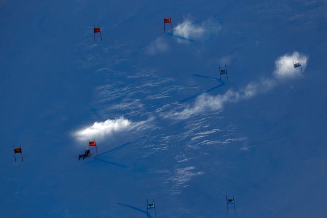 El esquiador francés Thibaut Favrot compite en una carrera de slalom gigante en la Copa del Mundo el 27 de octubre. Alexis Boichard / Agence Zoom / Getty Images