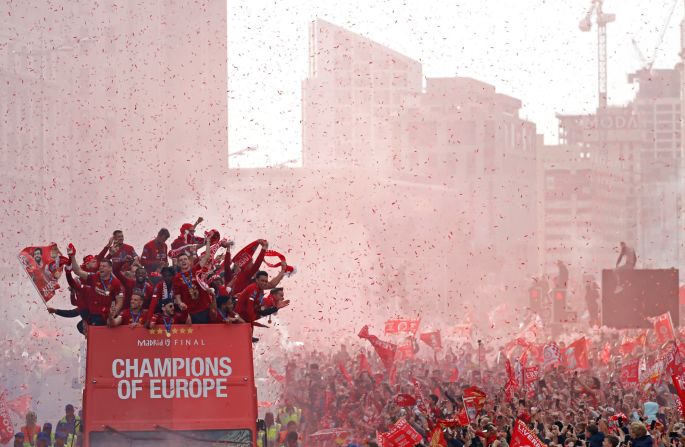 Un autobús transporta a los jugadores del Liverpool en el desfile del club de fútbol en Inglaterra el 2 de junio. Liverpool derrotó a Tottenham para ganar su sexta Copa de Europa. Phil Noble / Reuters