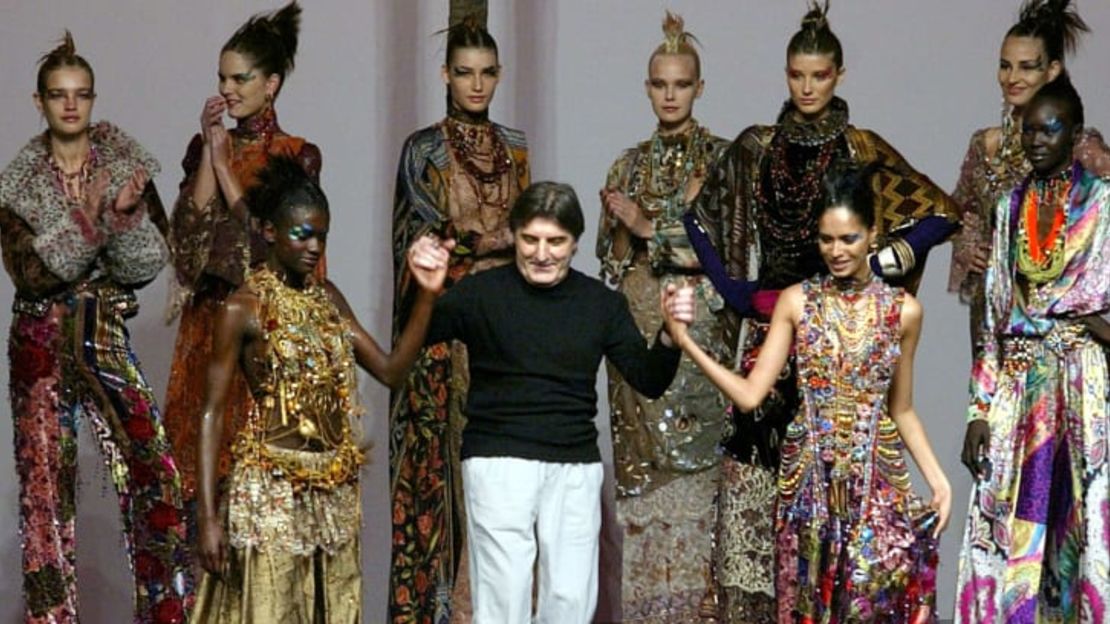 El diseñador francés Emanuel Ungaro aparece junto a sus modelos al final de la presentación de su colección de moda de otoño-invierno 2002-2003 en París, Francia, el 10 de julio de 2002.