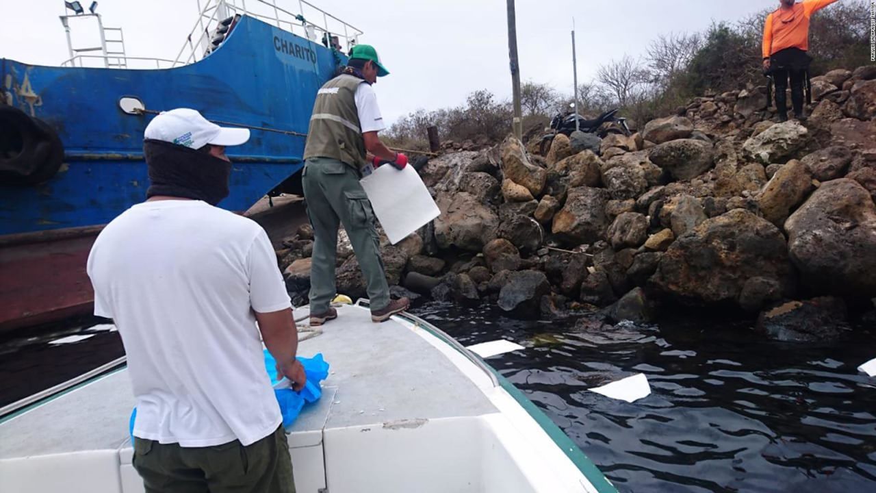 CNNE 749494 - se hunde una embarcacion con diesel en las islas galapagos