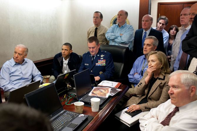 El presidente de Estados Unidos, Barack Obama, y ​​miembros de su equipo de seguridad nacional supervisan la redada de los Navy SEAL que mató a Osama bin Laden en mayo de 2011. "Catorce personas se apiñaron en la sala, el presidente estaba sentado en una silla plegable en la esquina de la cabecera de la mesa", dijo Peter Bergen de CNN mientras revivía la redada de Bin Laden cinco años después. "Se sentaron en esta habitación hasta que los SEAL regresaron a Afganistán". (Nota del editor: el documento clasificado frente a Hillary Clinton fue oscurecido por la Casa Blanca).